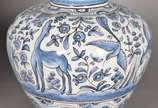 Duas peças, sendo: vaso de porcelana portuguesa... - Duas peças, sendo: vaso de porcelana portuguesa coimbra (pequeno lascado na base) e prato.