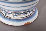 Duas peças, sendo: vaso de porcelana portuguesa... - Duas peças, sendo: vaso de porcelana portuguesa coimbra (pequeno lascado na base) e prato.