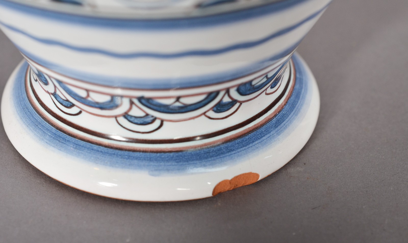 Duas peças, sendo: vaso de porcelana portuguesa coimbra (pequeno... - foto 6 de 9