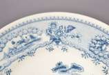Duas peças, sendo: vaso de porcelana portuguesa... - Duas peças, sendo: vaso de porcelana portuguesa coimbra (pequeno lascado na base) e prato.