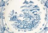 Duas peças, sendo: vaso de porcelana portuguesa... - Duas peças, sendo: vaso de porcelana portuguesa coimbra (pequeno lascado na base) e prato.