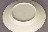 Duas peças, sendo: vaso de porcelana portuguesa... - Duas peças, sendo: vaso de porcelana portuguesa coimbra (pequeno lascado na base) e prato.