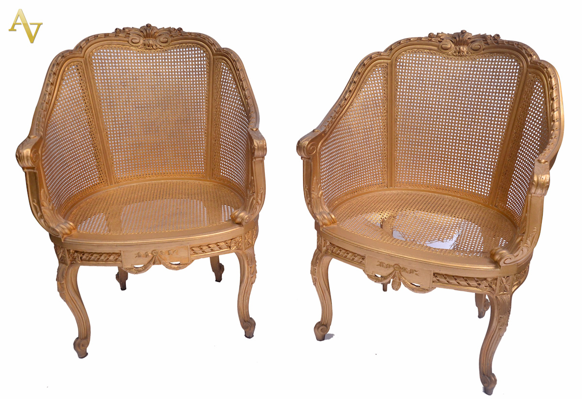 Conjunto de sofá e par de poltronas de madeira dourada com assentos e... - foto 2 de 2