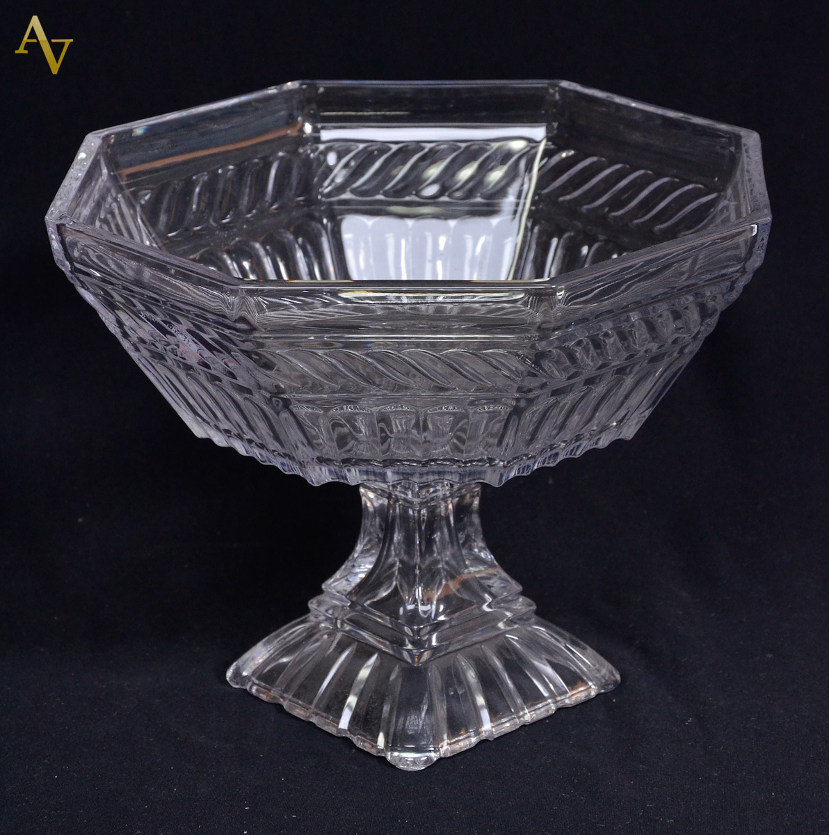 Fruteira oitavada com gomos em relevo. Alt. 20 cm - Diam. 20 cm.