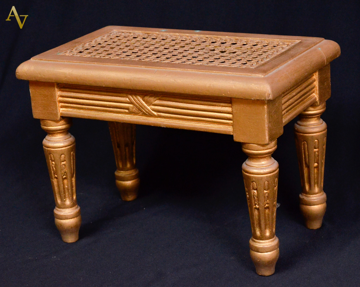 Pequena banqueta de madeira dourada forrada com palhinha, pernas...