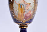 Vaso de porcelana austríaca Vorlesung, na cor a... - Vaso de porcelana austríaca Vorlesung, na cor azul cobalto com cenas de "moças lendo" em policromia, assinada SOHNER, realces em dourado...