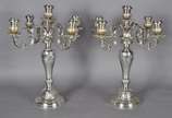 Par de imponentes candelabros para 5 velas cada... - Par de imponentes candelabros para 5 velas cada de metal prateado trabalhado com folhagens em relevo. Pequenos desgastes.