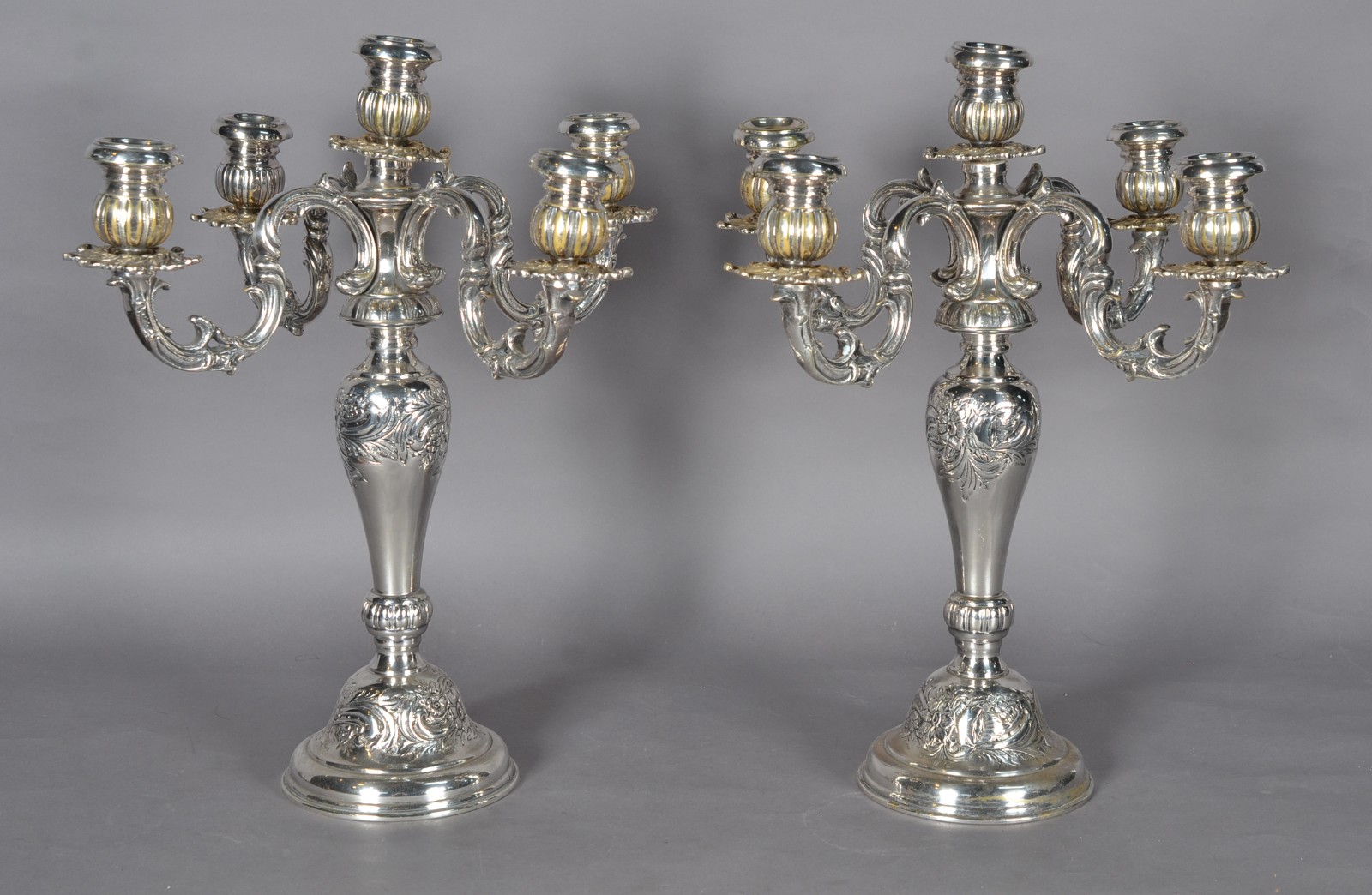 Par de imponentes candelabros para 5 velas cada de metal prateado... - foto 1 de 7