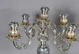 Par de imponentes candelabros para 5 velas cada... - Par de imponentes candelabros para 5 velas cada de metal prateado trabalhado com folhagens em relevo. Pequenos desgastes.