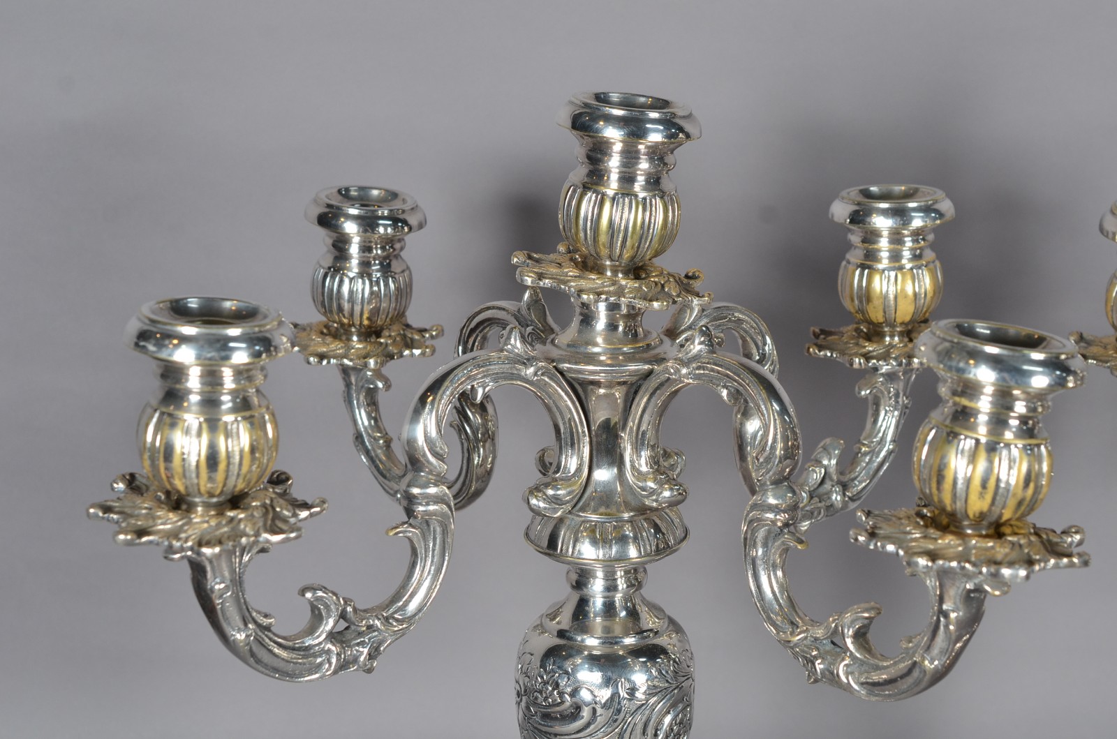 Par de imponentes candelabros para 5 velas cada de metal prateado... - foto 2 de 7