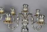 Par de imponentes candelabros para 5 velas cada... - Par de imponentes candelabros para 5 velas cada de metal prateado trabalhado com folhagens em relevo. Pequenos desgastes.