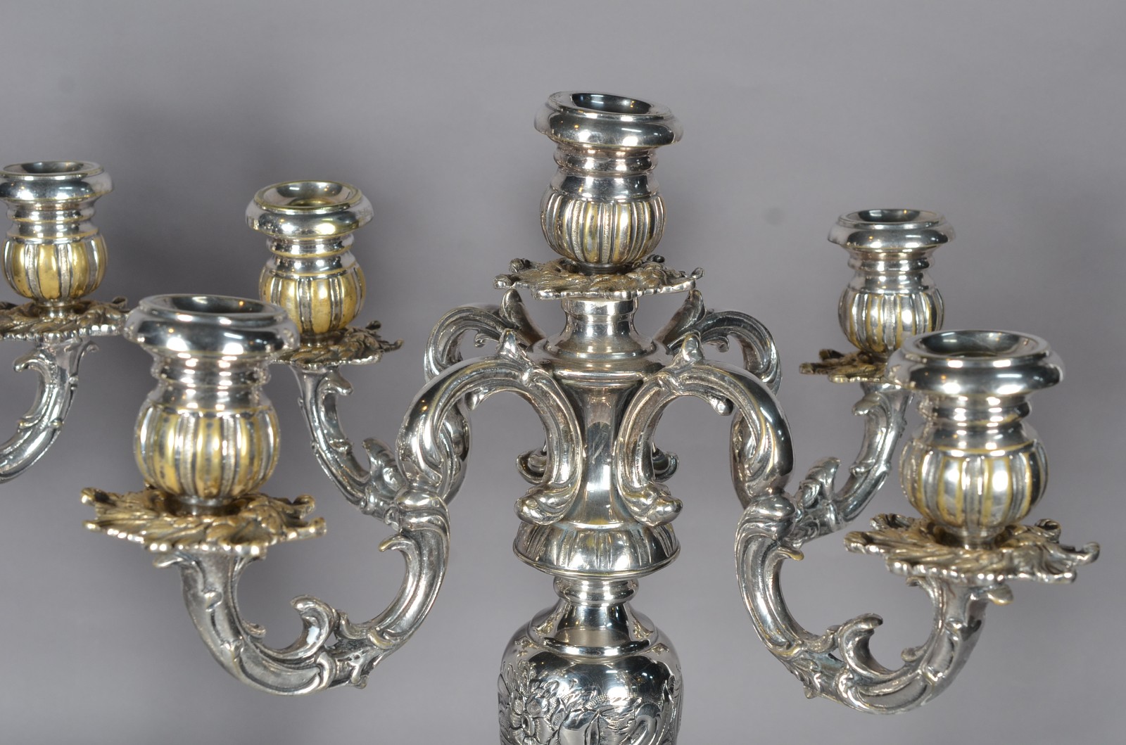 Par de imponentes candelabros para 5 velas cada de metal prateado... - foto 3 de 7