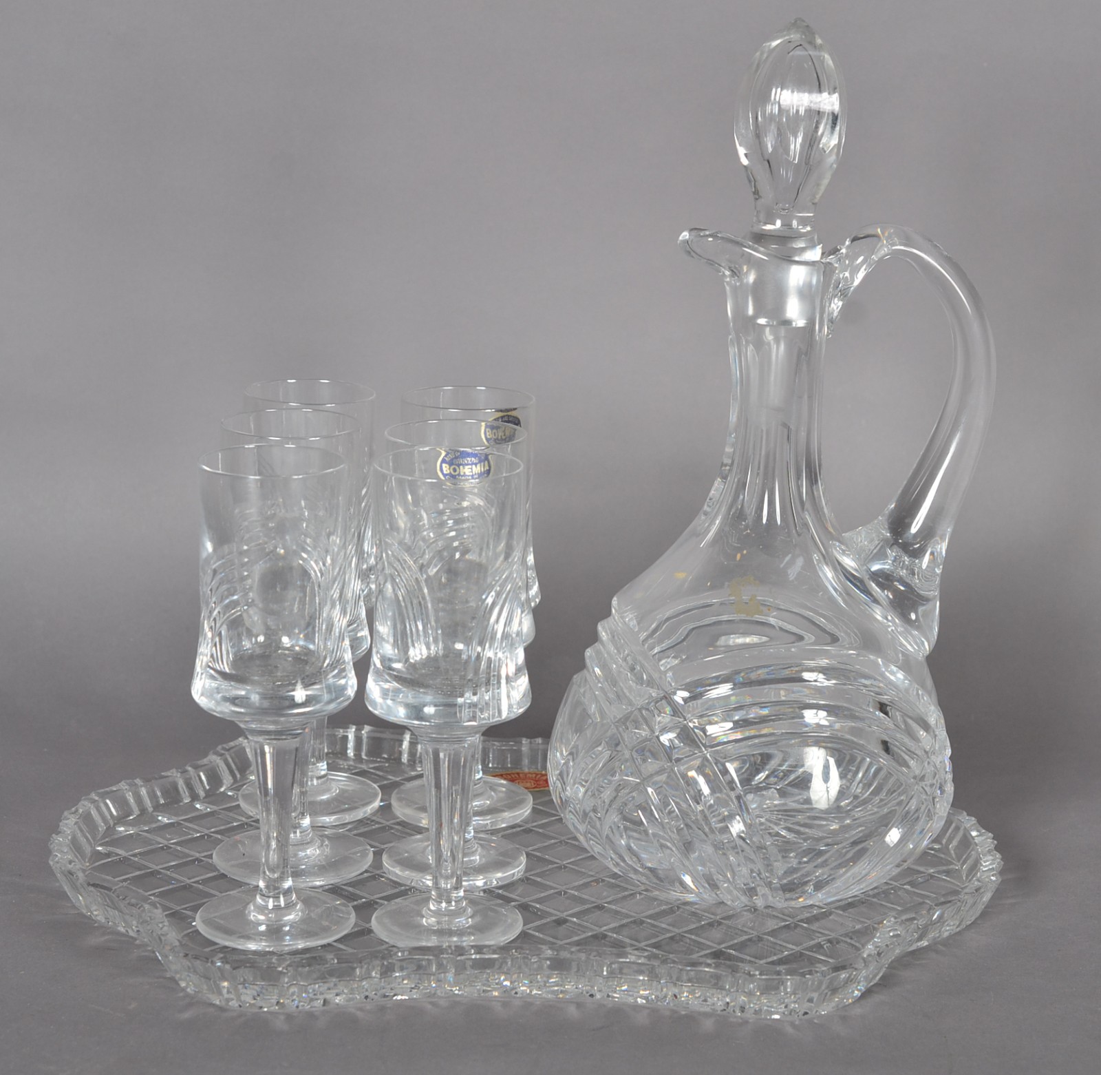 Conjunto de cristal lapidado, composto de licoreira, 6 cálices e... - foto 1 de 11