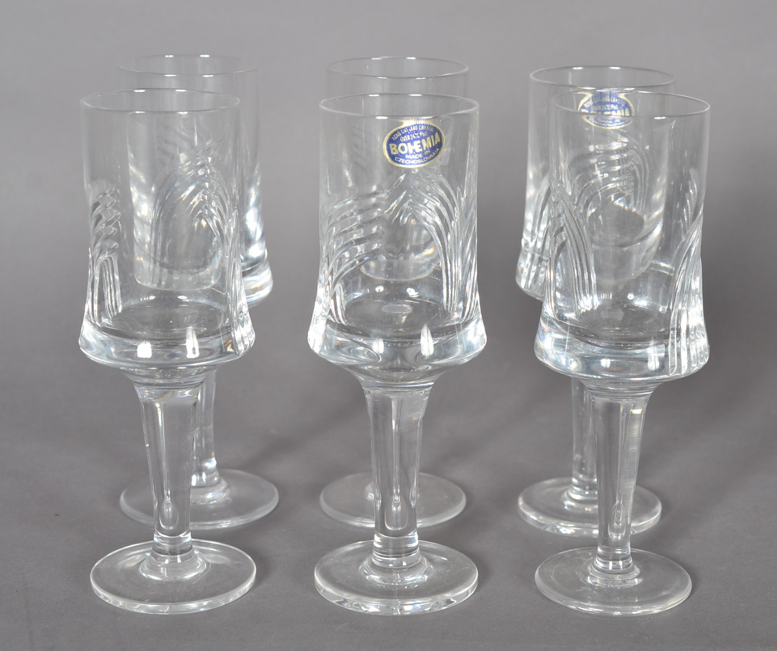 Conjunto de cristal lapidado, composto de licoreira, 6 cálices e... - foto 5 de 11