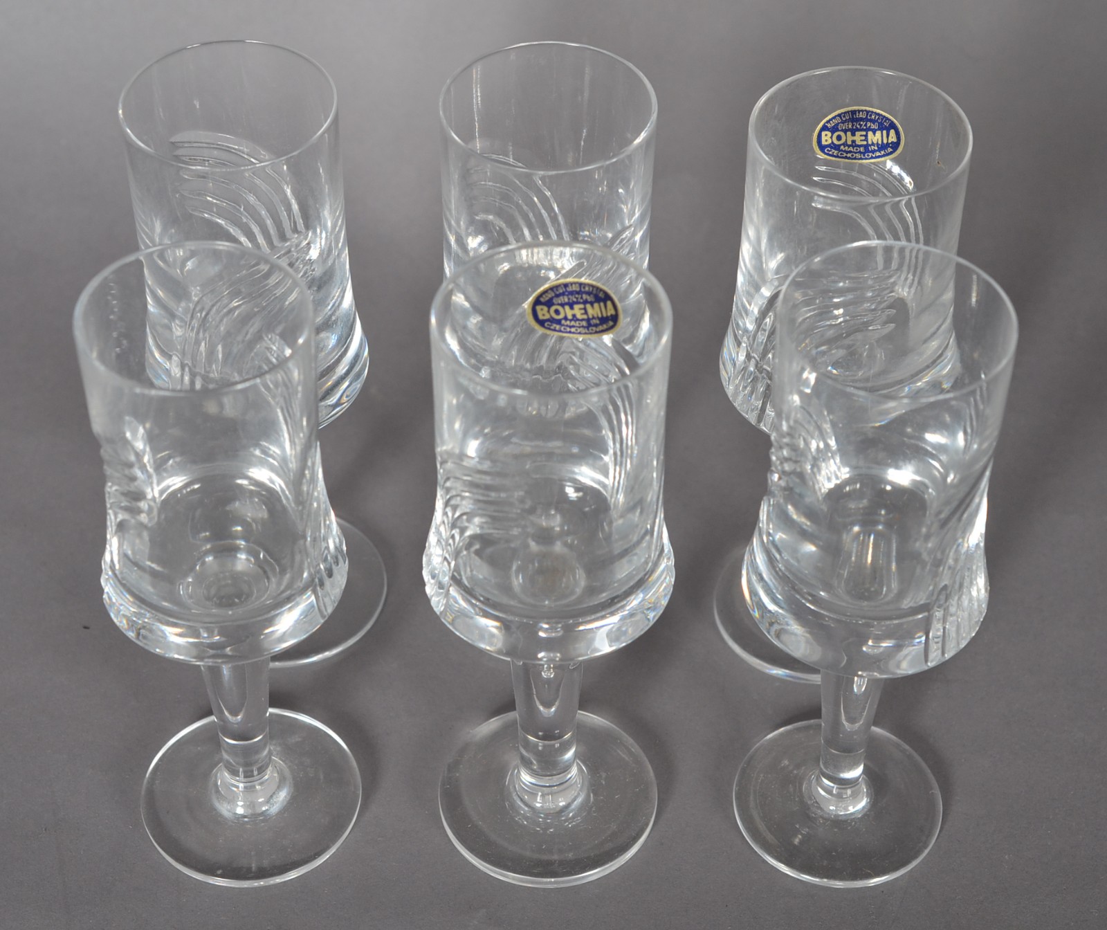 Conjunto de cristal lapidado, composto de licoreira, 6 cálices e... - foto 6 de 11
