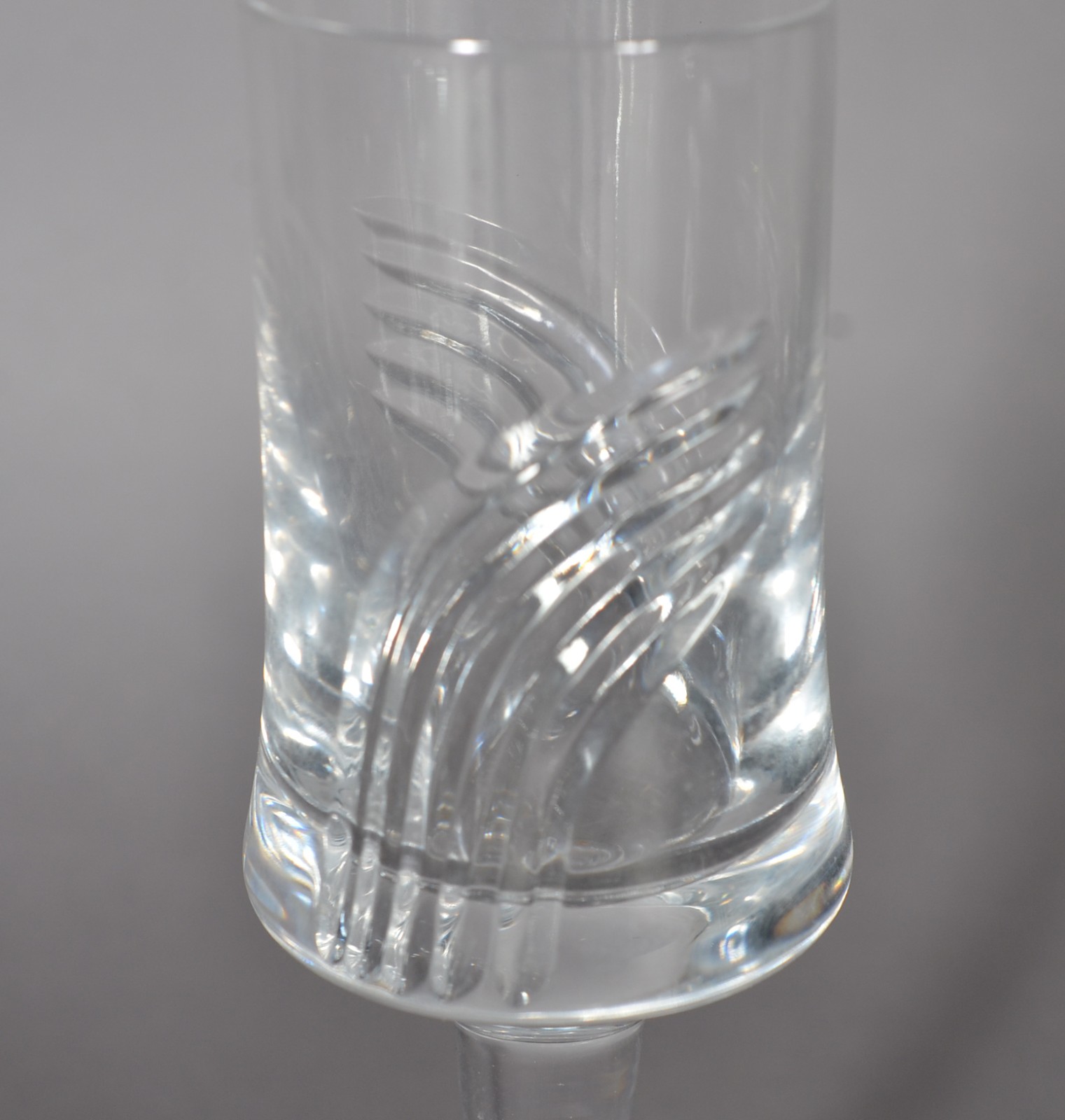 Conjunto de cristal lapidado, composto de licoreira, 6 cálices e... - foto 8 de 11