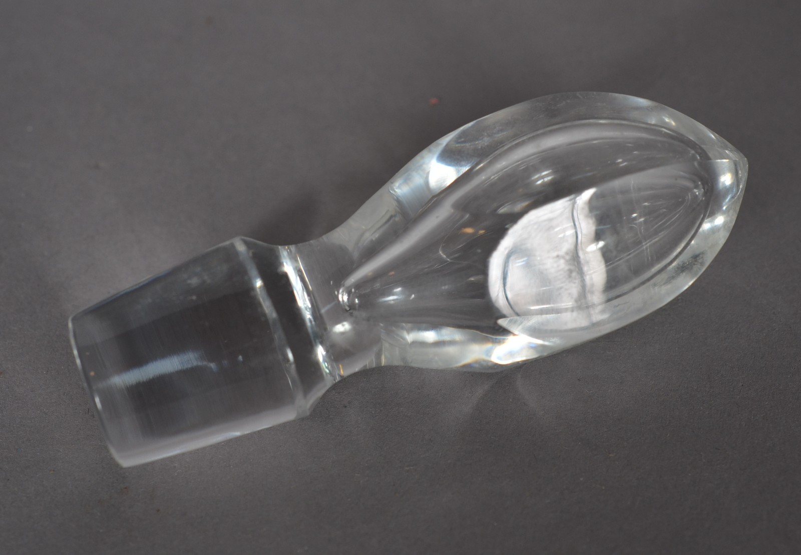Conjunto de cristal lapidado, composto de licoreira, 6 cálices e... - foto 11 de 11