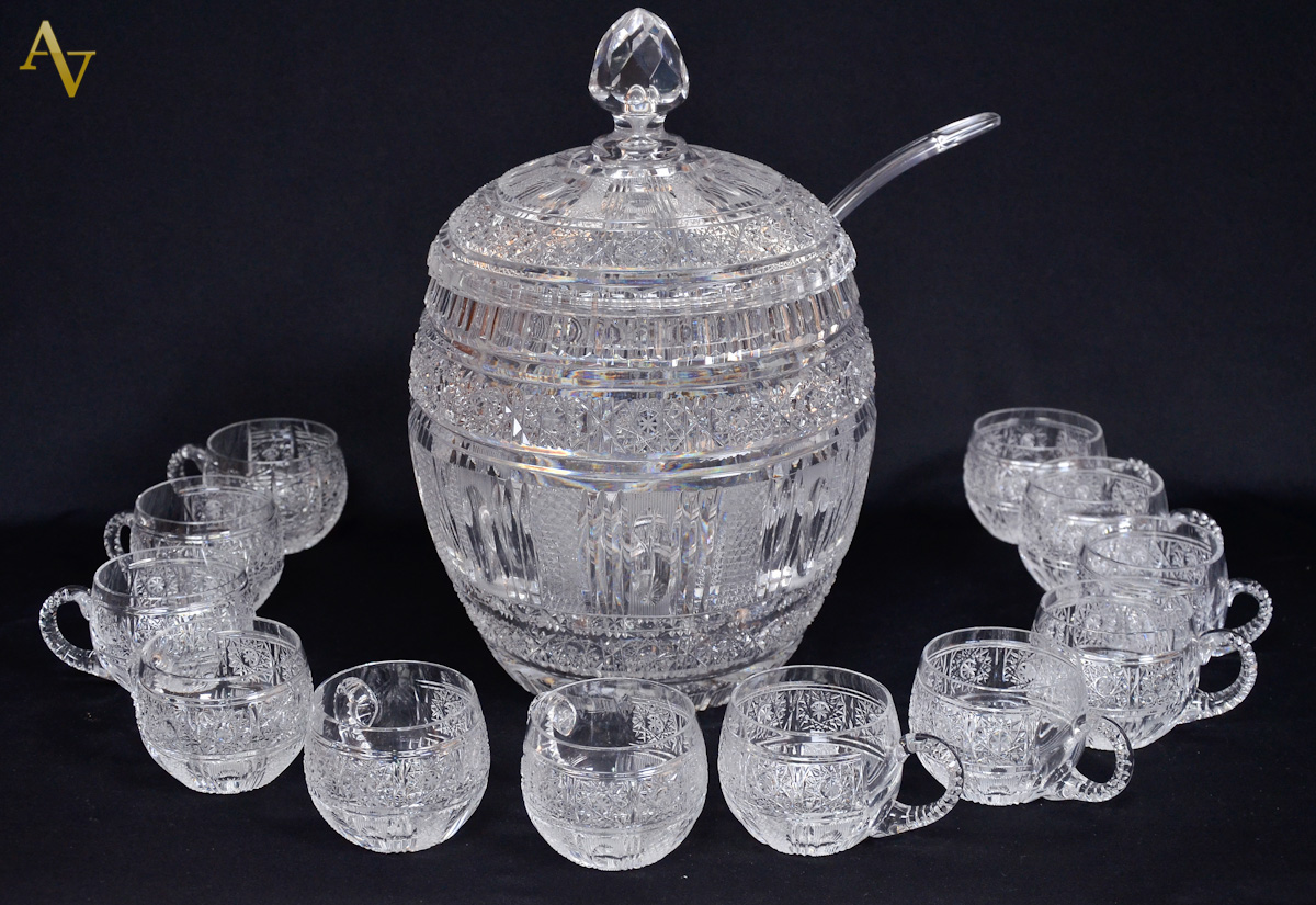 Poncheira de cristal europeu ricamente lapidado com 12 canecas e...