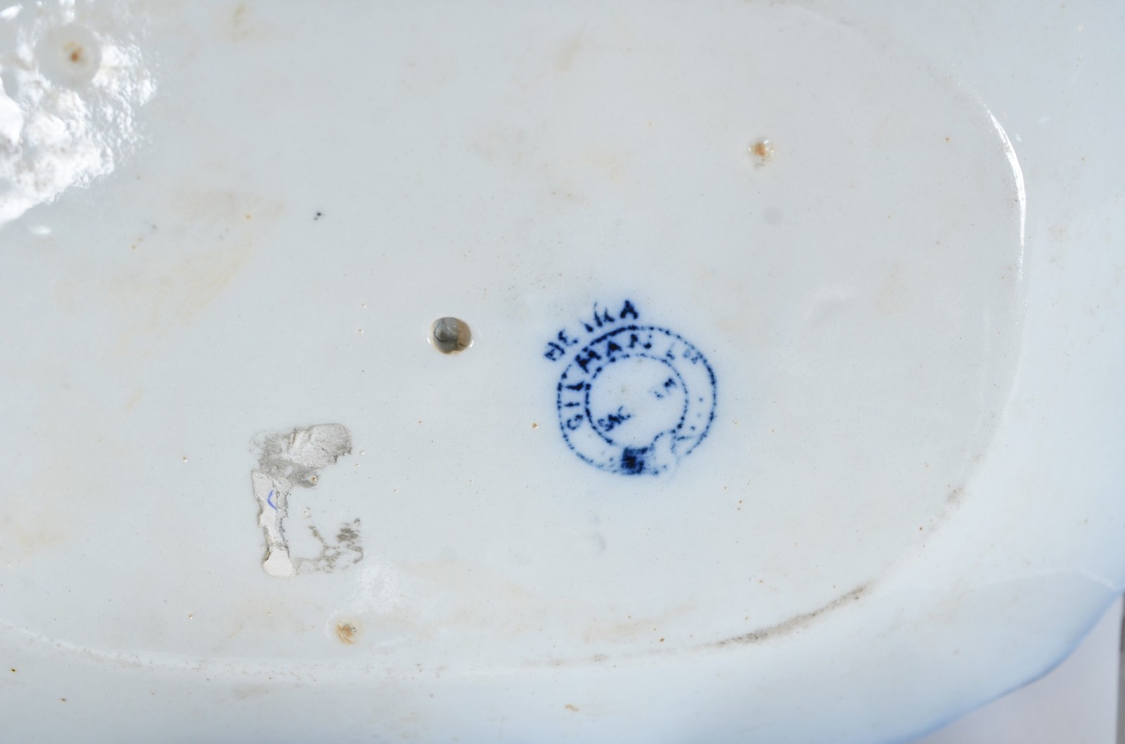 Três peças de faiança azul e branca, sendo: 2 sopeiras inglesas e... - foto 9 de 11