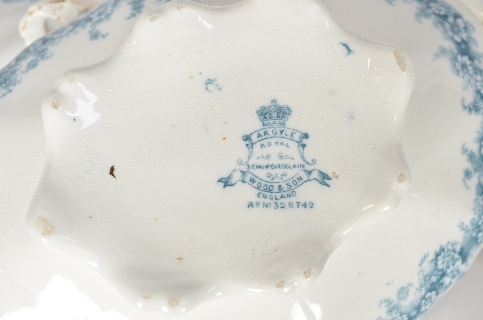 Três peças de faiança azul e branca, sendo: 2 sopeiras inglesas e... - foto 10 de 11