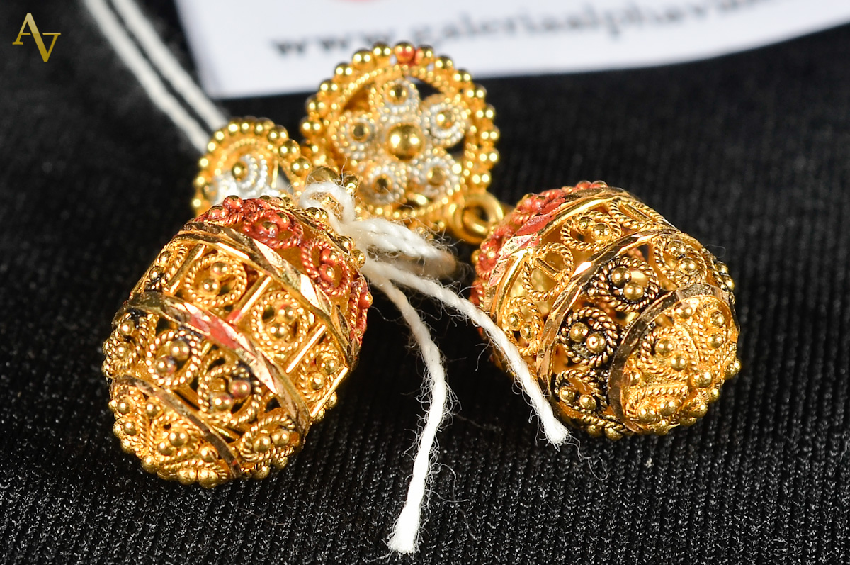 Par de belos brincos indianos com ouro filocromado 21cts.