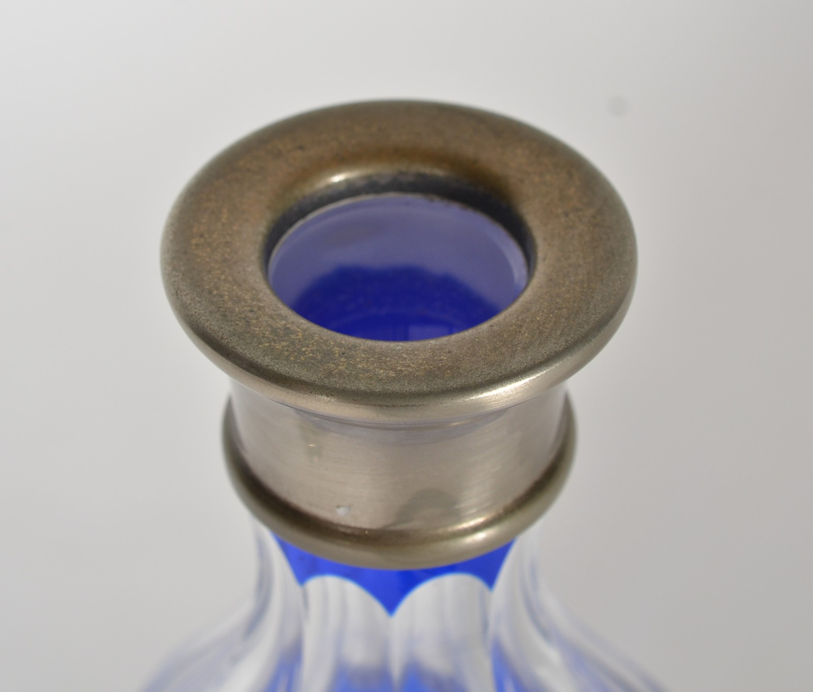 Garrafa de cristal doublé azul com bocal de metal. Tampa adaptada. - foto 4 de 7