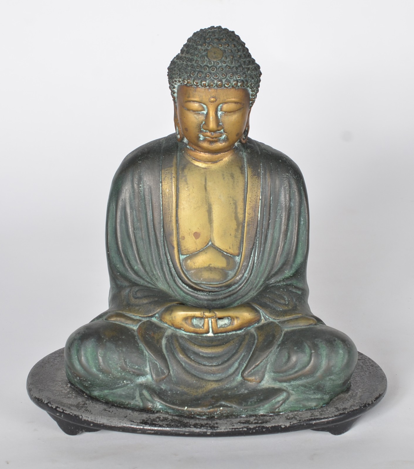 Escultura de metal dourado representando Buda. - foto 2 de 7