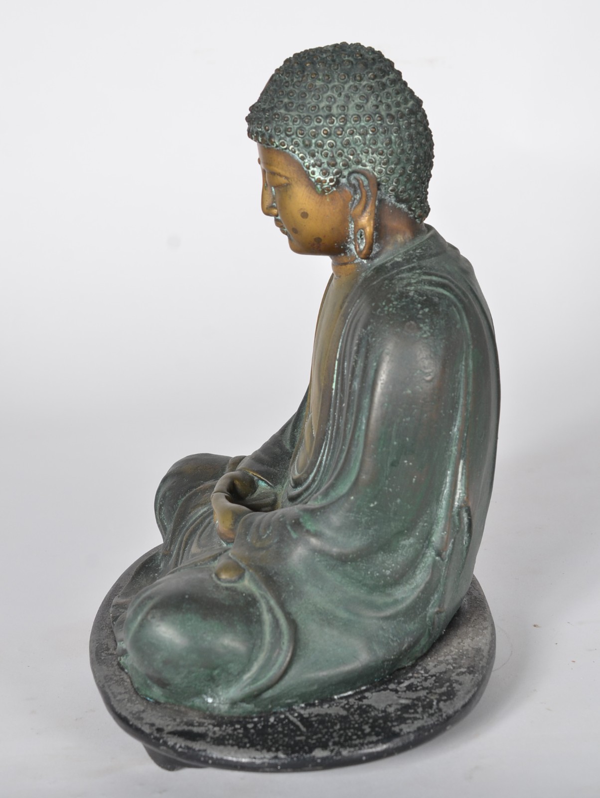 Escultura de metal dourado representando Buda. - foto 4 de 7