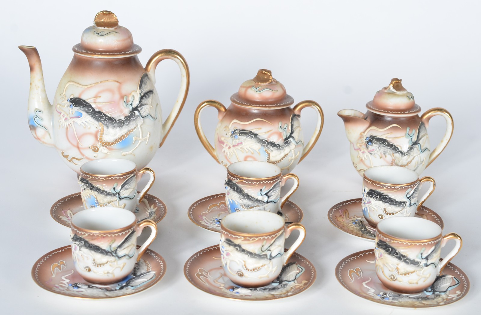 Serviço de café de porcelana oriental, decorada com dragões em... - foto 1 de 11