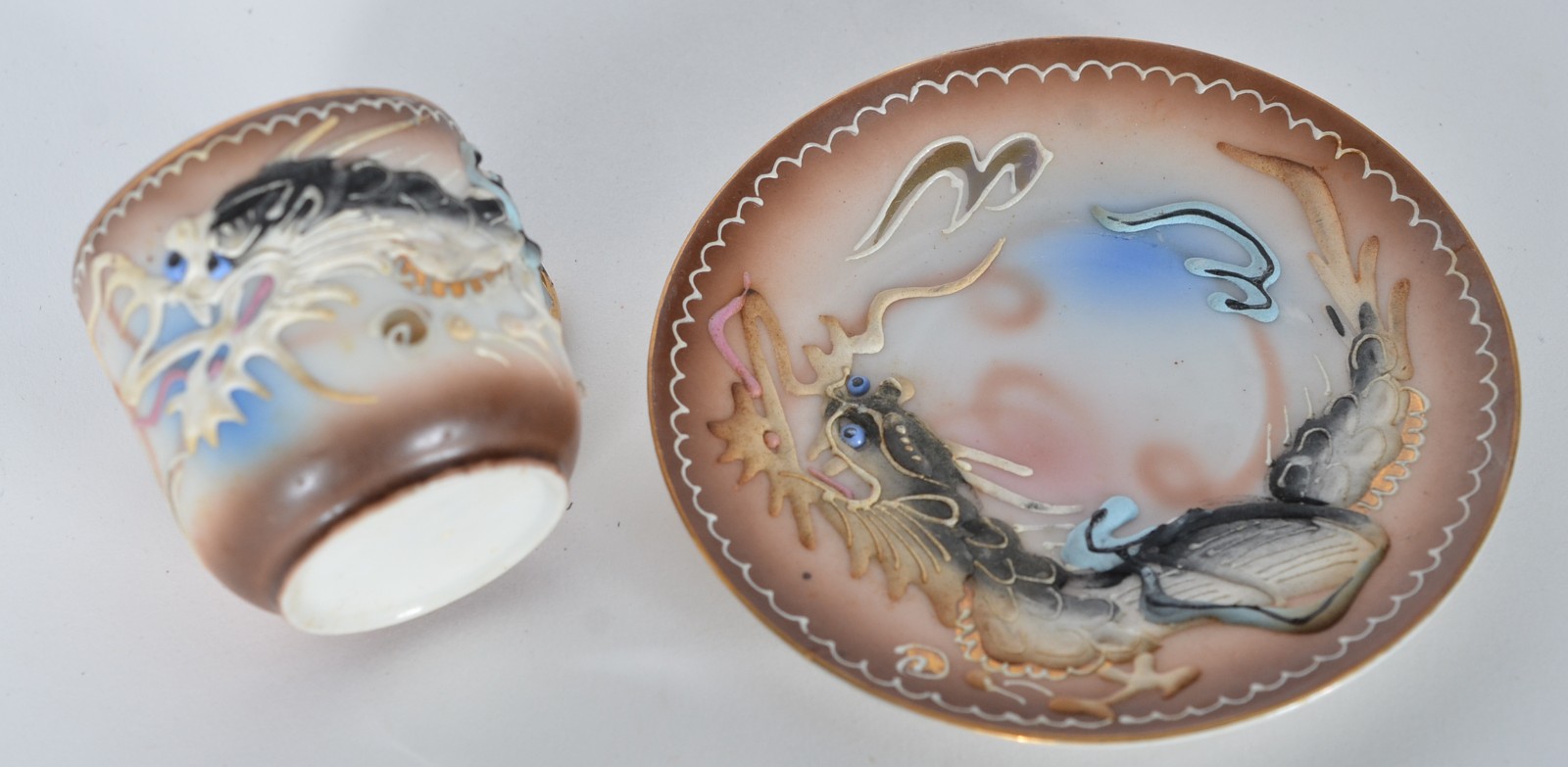 Serviço de café de porcelana oriental, decorada com dragões em... - foto 3 de 11