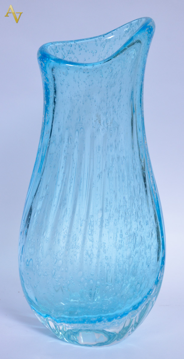 Vaso de murano com bolhas na cor azul. Alt. 40cm.