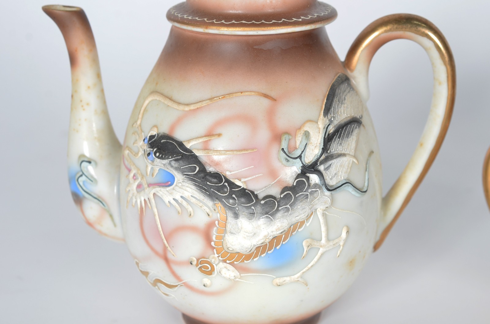 Serviço de café de porcelana oriental, decorada com dragões em... - foto 7 de 11