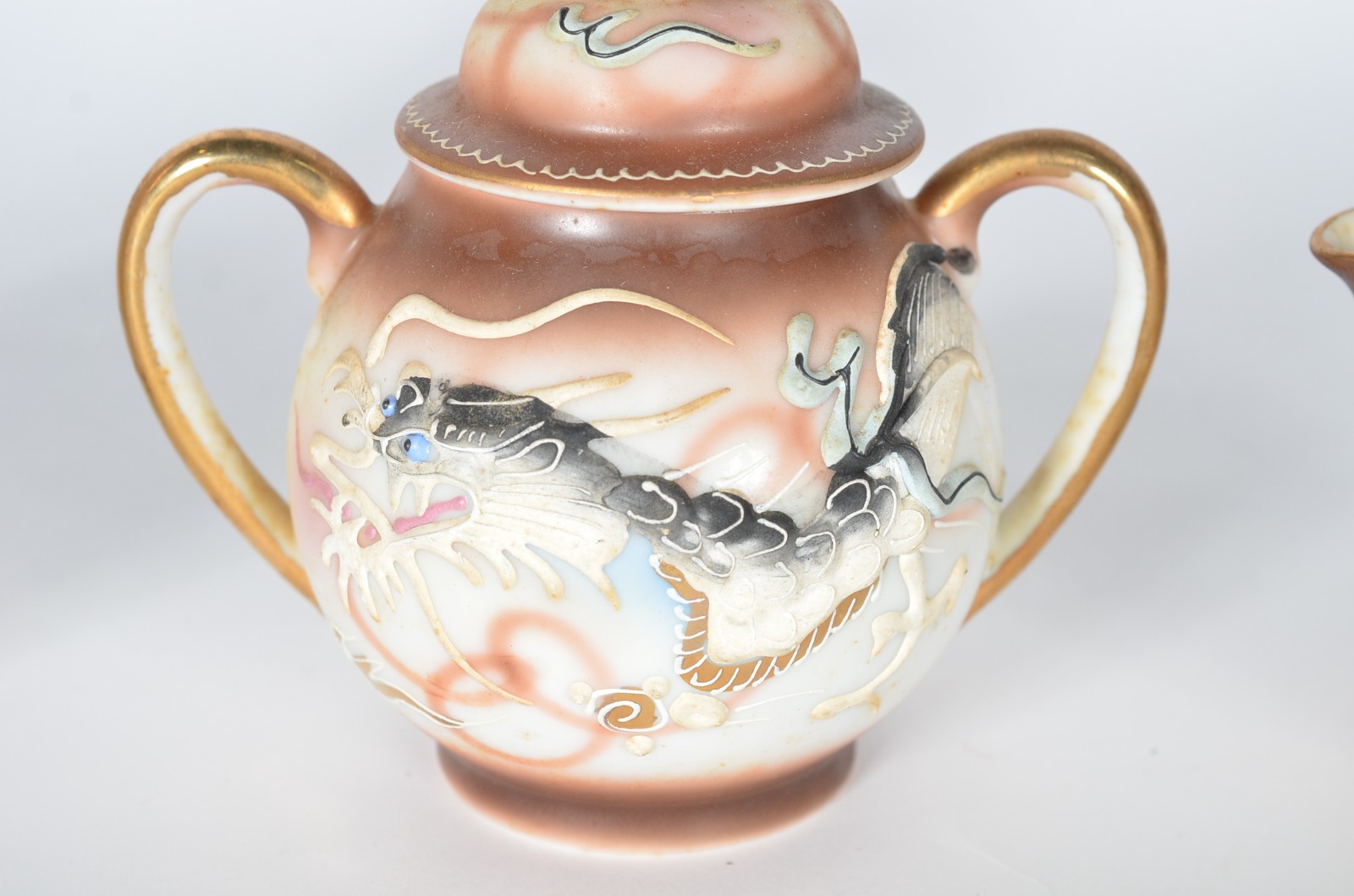 Serviço de café de porcelana oriental, decorada com dragões em... - foto 8 de 11