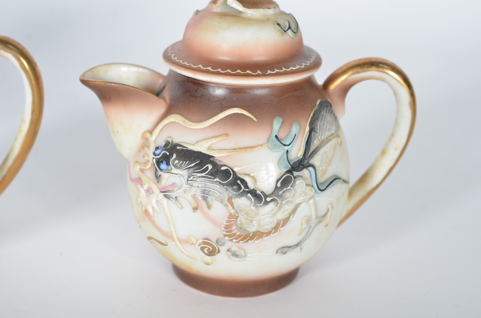 Serviço de café de porcelana oriental, decorada com dragões em... - foto 9 de 11