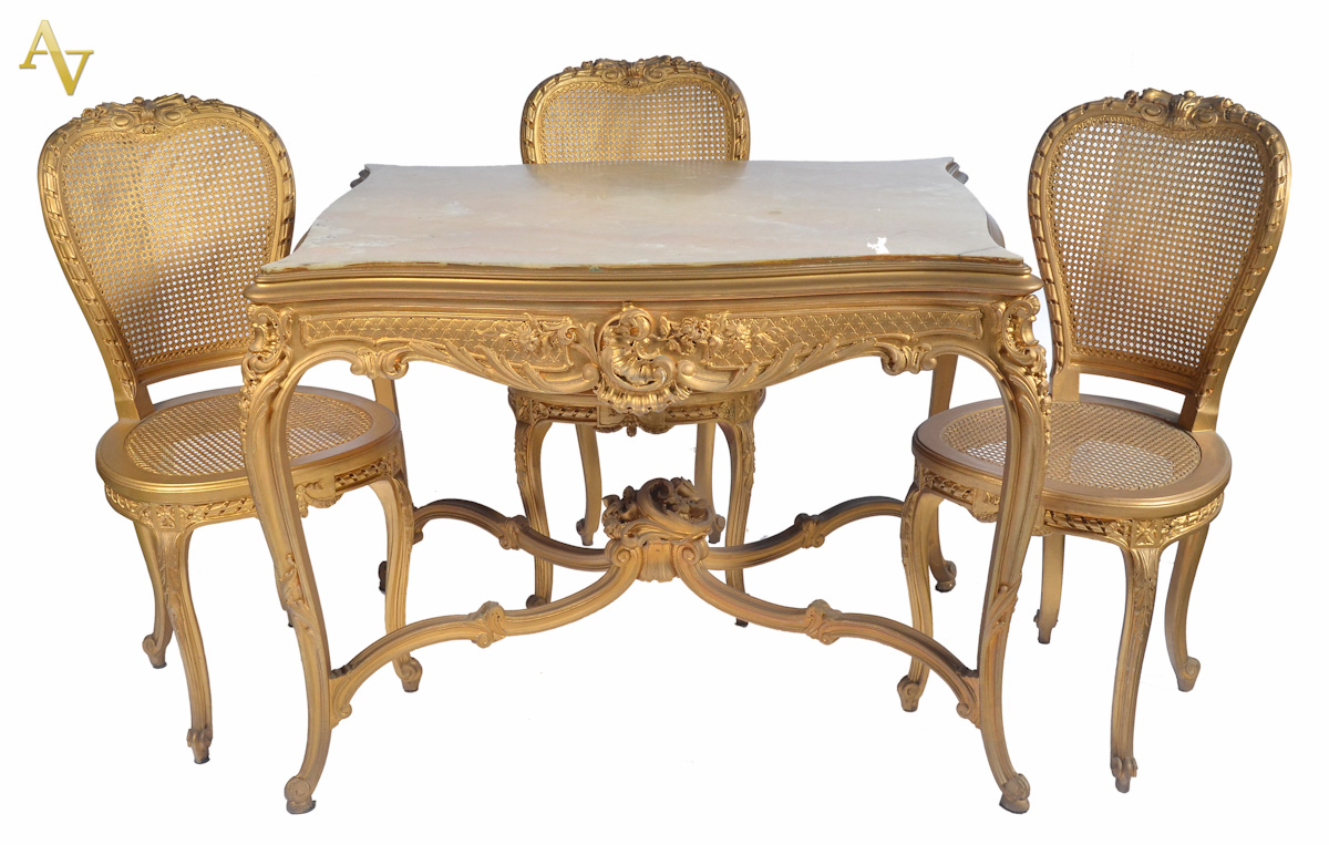 Conjunto de móveis dourados, sendo Mesa de apresentação com tampo de...