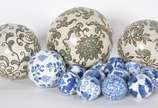 Conjunto com 15 bolas decorativas de porcelana ... - Conjunto com 15 bolas decorativas de porcelana oriental, sendo três verdes florais e 12 menores azuis e brancas.