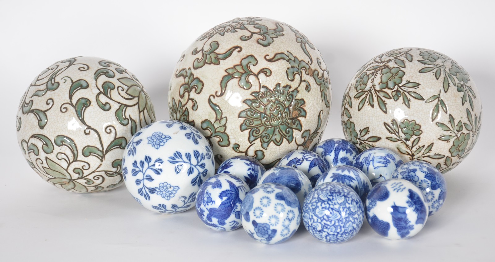 Conjunto com 15 bolas decorativas de porcelana oriental, sendo três... - foto 1 de 7