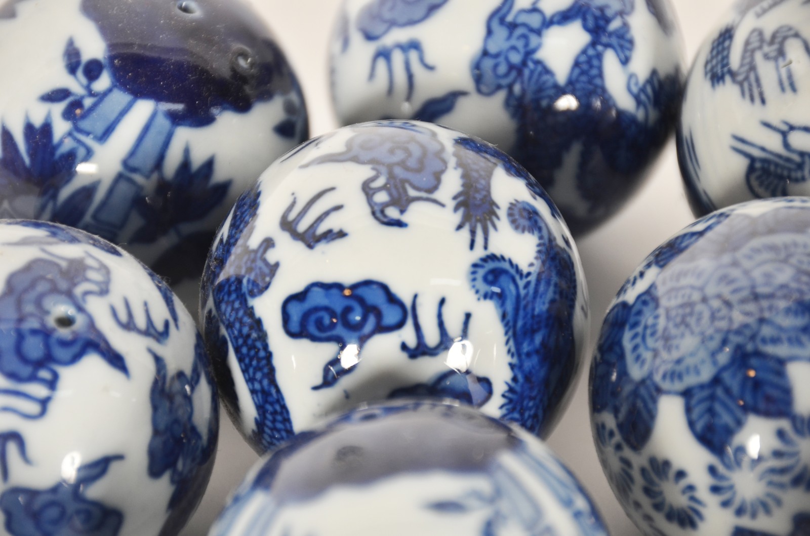 Conjunto com 15 bolas decorativas de porcelana oriental, sendo três... - foto 2 de 7