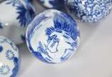 Conjunto com 15 bolas decorativas de porcelana ... - Conjunto com 15 bolas decorativas de porcelana oriental, sendo três verdes florais e 12 menores azuis e brancas.