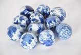 Conjunto com 15 bolas decorativas de porcelana ... - Conjunto com 15 bolas decorativas de porcelana oriental, sendo três verdes florais e 12 menores azuis e brancas.