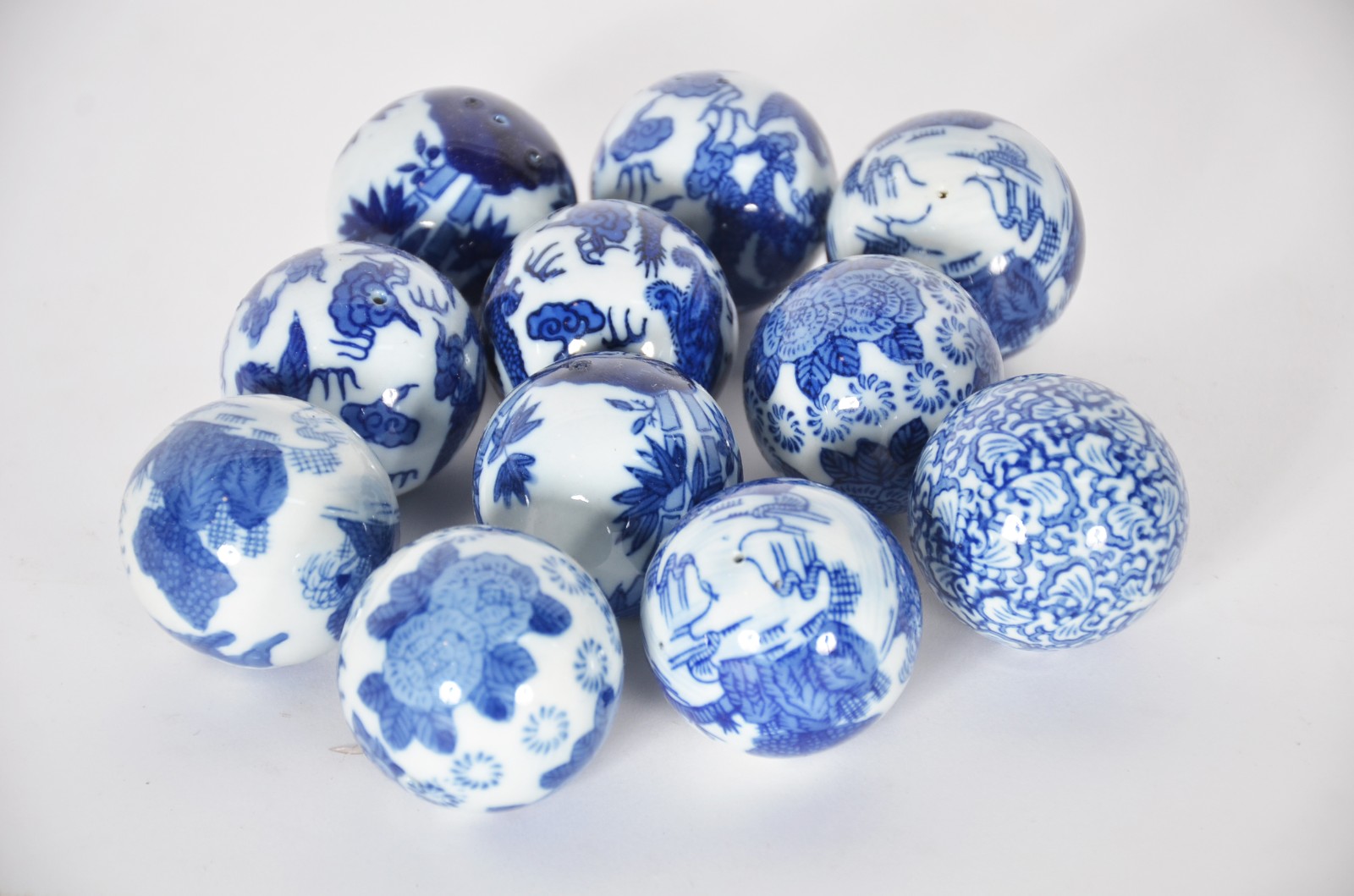 Conjunto com 15 bolas decorativas de porcelana oriental, sendo três... - foto 4 de 7