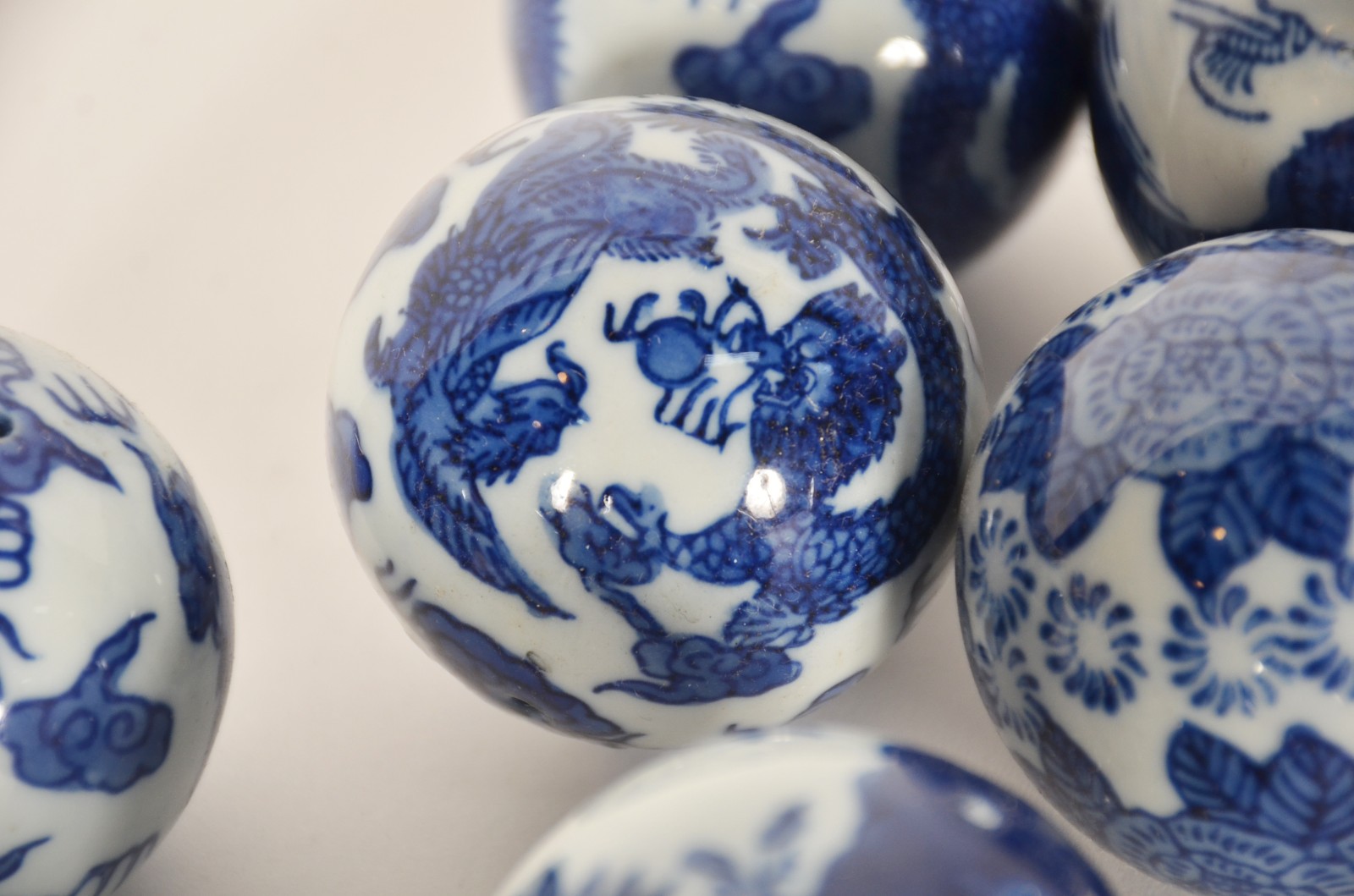 Conjunto com 15 bolas decorativas de porcelana oriental, sendo três... - foto 5 de 7