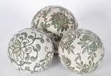 Conjunto com 15 bolas decorativas de porcelana ... - Conjunto com 15 bolas decorativas de porcelana oriental, sendo três verdes florais e 12 menores azuis e brancas.