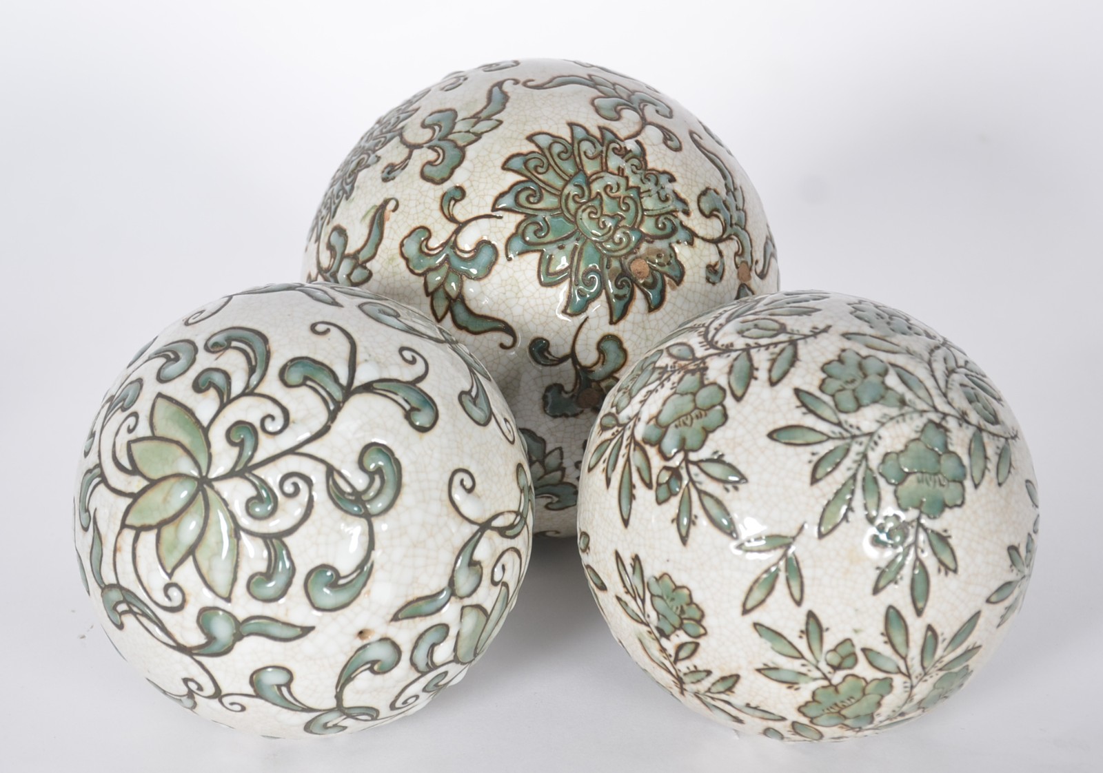 Conjunto com 15 bolas decorativas de porcelana oriental, sendo três... - foto 6 de 7