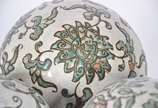 Conjunto com 15 bolas decorativas de porcelana ... - Conjunto com 15 bolas decorativas de porcelana oriental, sendo três verdes florais e 12 menores azuis e brancas.