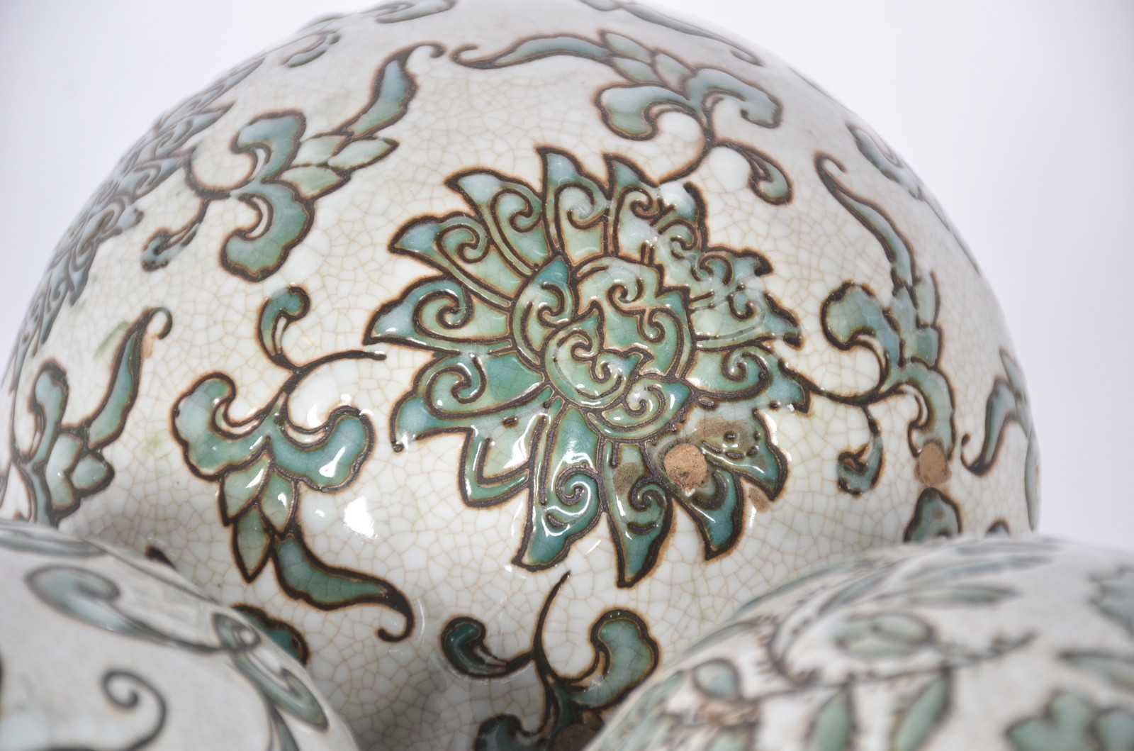 Conjunto com 15 bolas decorativas de porcelana oriental, sendo três... - foto 7 de 7