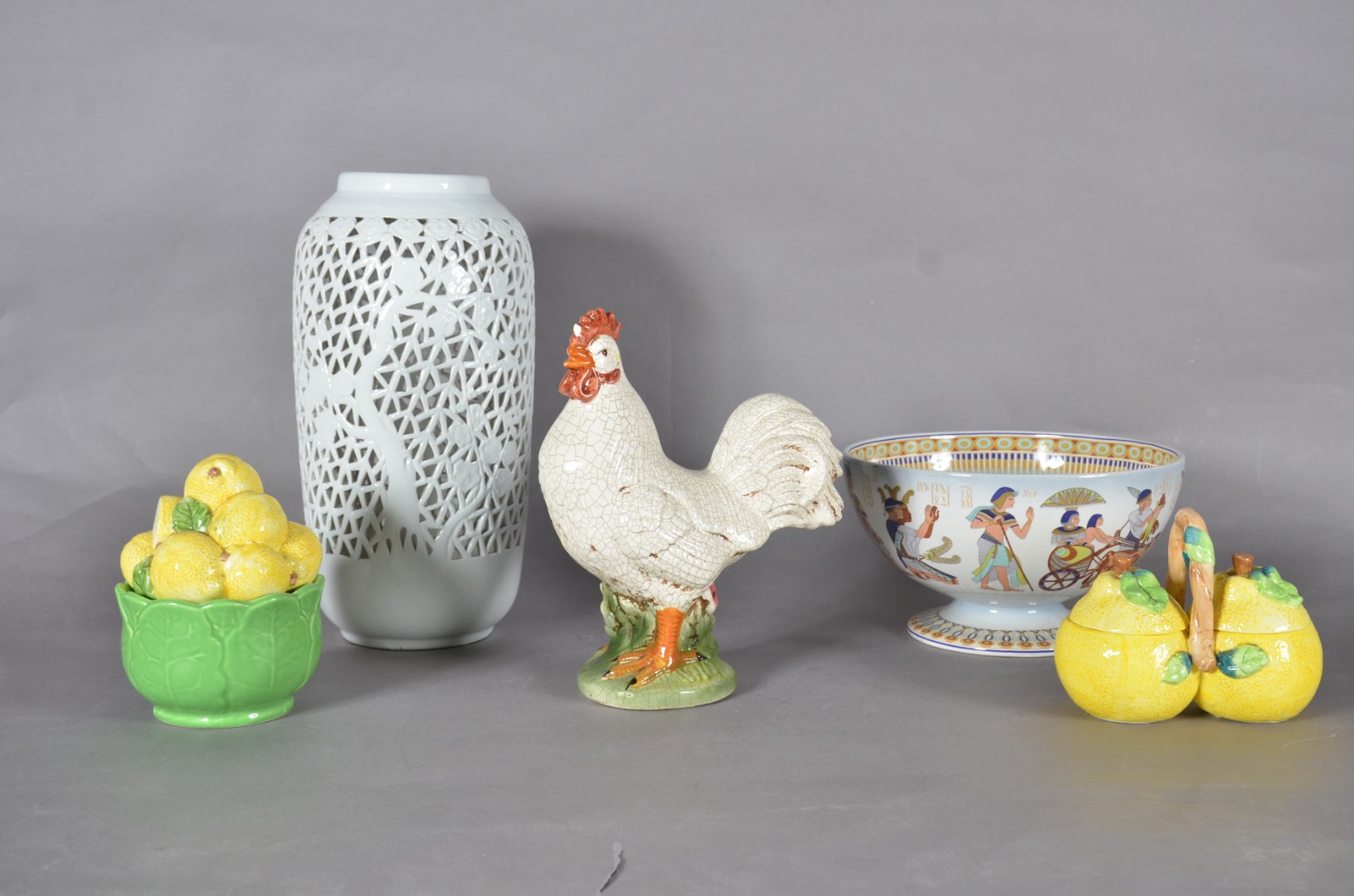 Cinco peças diversas de cerâmica, sendo: vaso branco vazado... - foto 1 de 11