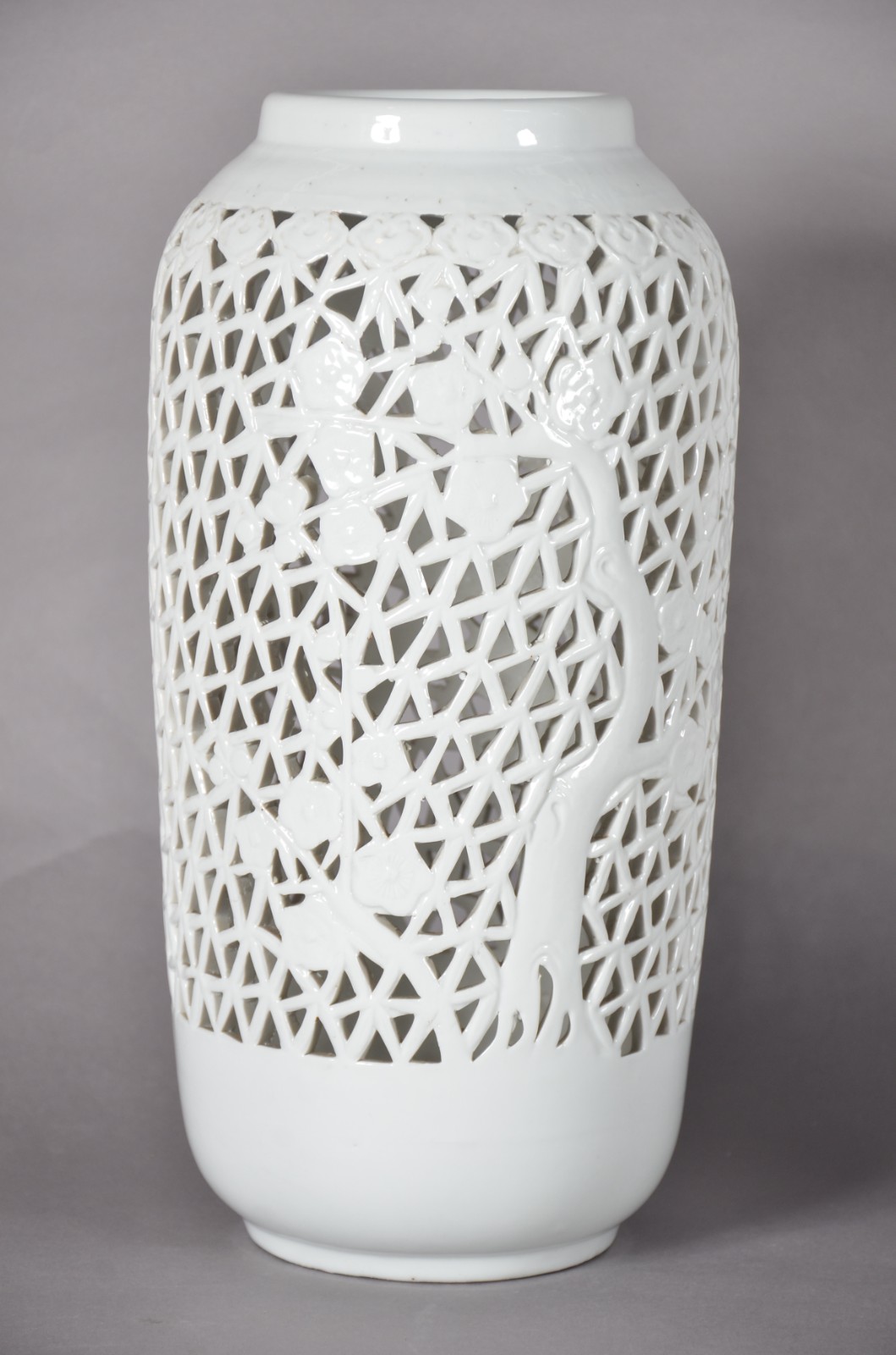 Cinco peças diversas de cerâmica, sendo: vaso branco vazado... - foto 2 de 11