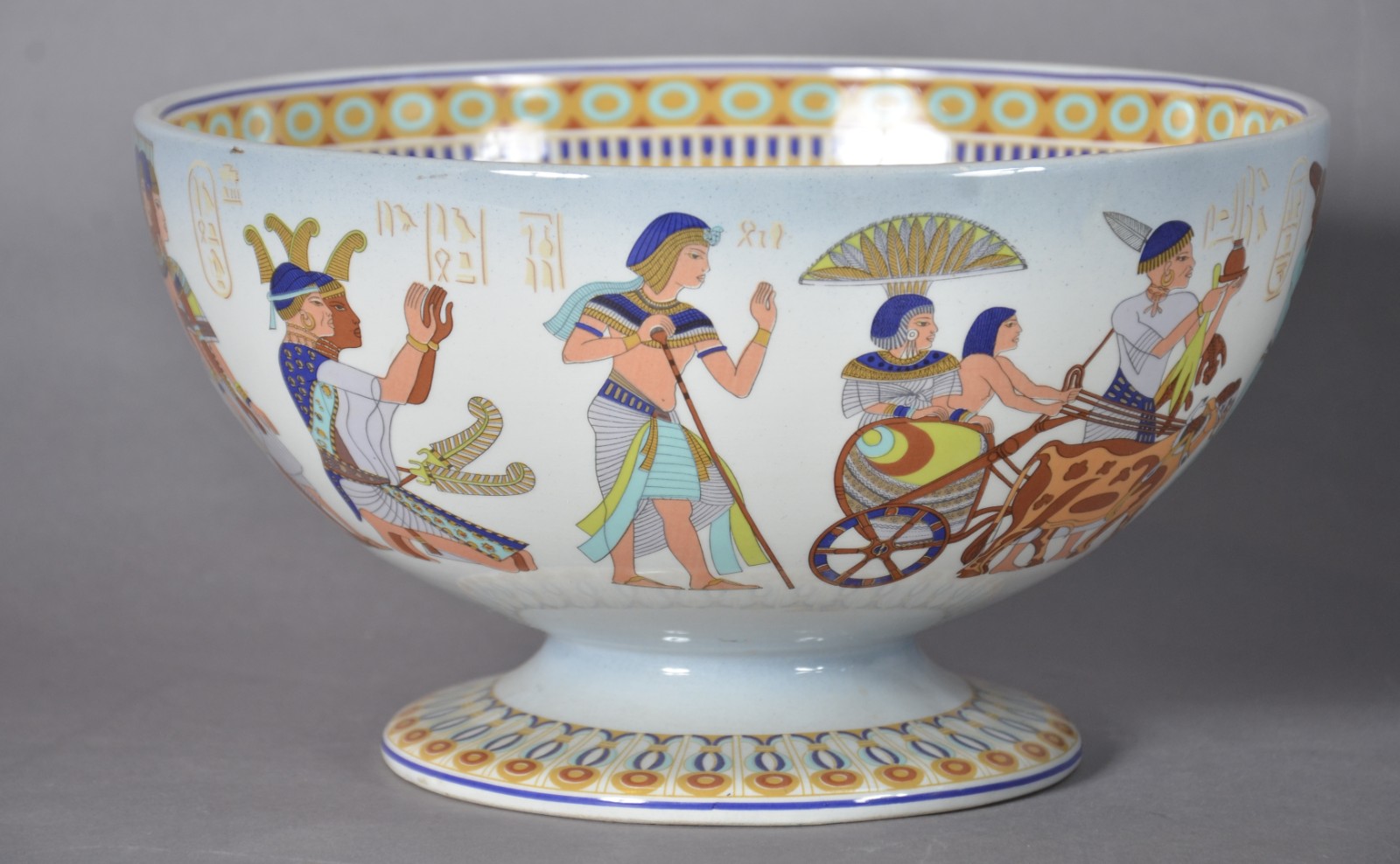 Cinco peças diversas de cerâmica, sendo: vaso branco vazado... - foto 5 de 11