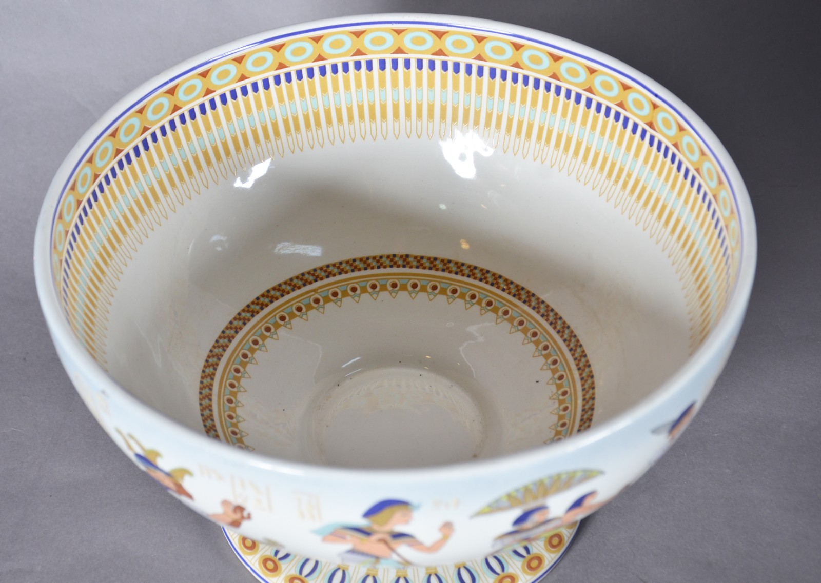 Cinco peças diversas de cerâmica, sendo: vaso branco vazado... - foto 6 de 11